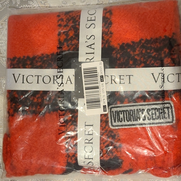NWT Victoria's Secret Scarlet Check Scarf - Picture 3 of 4
